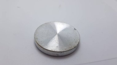 Gri arka planda metal kapı kolu