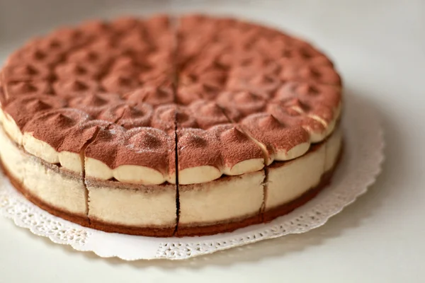 Grand tiramisu sur la table — Photo