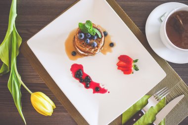 Süzme peynir ve yaban mersini ile sağlıklı krep. Gıda vurdu 