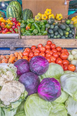 Ekvador 'un en büyük ve geleneksel pazarlarından biri olan Otavalo pazarında renkli taze sebzeler sergileniyor..