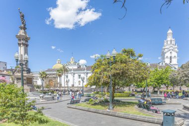 Quito, Ekvador - 7 Ekim 2025: Quito Metropolitan Katedrali Independence Meydanı 'nda yer almaktadır. Ekvador 'daki en önemli Katolik kilisesidir ve Tarih Merkezi' nin bir simgesidir..