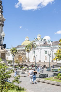 Quito, Ekvador - 7 Ekim 2025: Quito Metropolitan Katedrali Independence Meydanı 'nda yer almaktadır. Ekvador 'daki en önemli Katolik kilisesidir ve Tarih Merkezi' nin bir simgesidir..