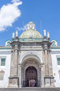 Quito, Ekvador - 7 Ekim 2025: Quito Metropolitan Katedrali Independence Meydanı 'nda yer almaktadır. Ekvador 'daki en önemli Katolik kilisesidir ve Tarih Merkezi' nin bir simgesidir..