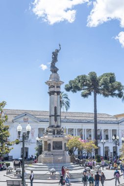 Quito, Ekvador - 7 Ekim 2025: Bağımsızlık Anıtı, 10 Ağustos 1809 'da Bağımsızlık Meydanı veya Plaza Grande' de yer almaktadır..
