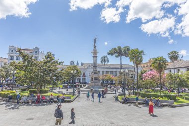 Quito, Ekvador - 7 Ekim 2025: Bağımsızlık Anıtı, 10 Ağustos 1809 'da Bağımsızlık Meydanı veya Plaza Grande' de yer almaktadır..