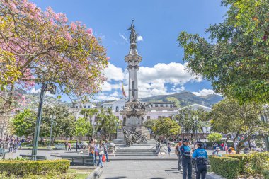 Quito, Ekvador - 7 Ekim 2025: Bağımsızlık Anıtı, 10 Ağustos 1809 'da Bağımsızlık Meydanı veya Plaza Grande' de yer almaktadır..