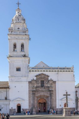 Quito, Ekvador - 7 Ekim 2025: Santo Domingo Kilisesi ve Manastırı, Quito, Ekvador 'un tarihi merkezinde yer alan önemli bir tarihi ve mimari komplekstir..