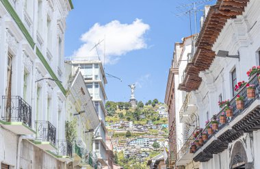 Quito, Ekvador - 7 Ekim 2025: Panecillo Bakiresi, Anıt El Panecillo Tepesi 'nin tepesinde yer aldığı için Quito Tarih Merkezi' nden görülebilir..