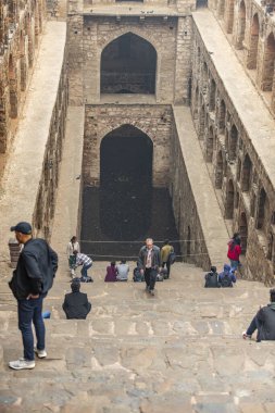 Delhi 'nin tarihi bir basamağı olan Agrasen ki Baoli, kemerli koridorları ve alçalan taş basamakları olan antik Hint-İslam mimarisini sergiliyor. Miras turizmi, su tasarrufu, kültürel dönüm noktaları ve mimari fotoğrafçılık konuları için ideal.