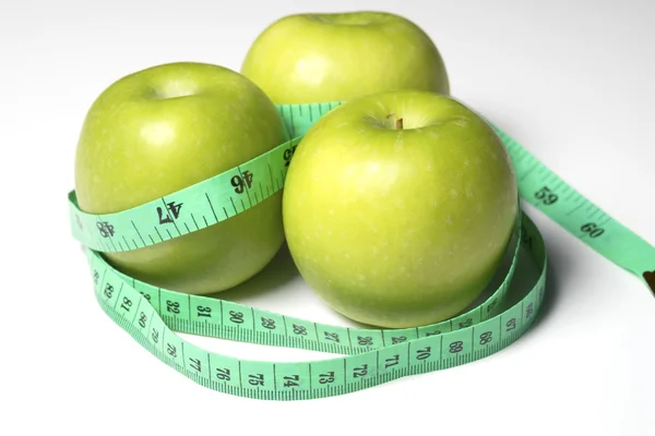 Manzana verde con Medir la longitud sobre fondo blanco . — Foto de Stock