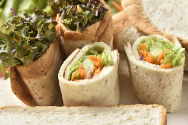 Ahşap arka plan, kilo diyet gıda sebze Roll.