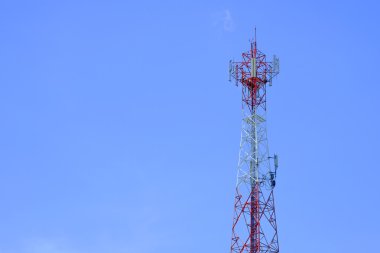 telefon sinyal direği gökyüzü arka plan ile.