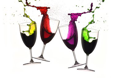 Cam şarap rengi su sıçramasına arka plan, su sıçrama, kırpma yolu izole