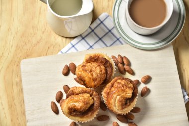 Ahşap zemin üzerine badem Danimarkalı Top kek.