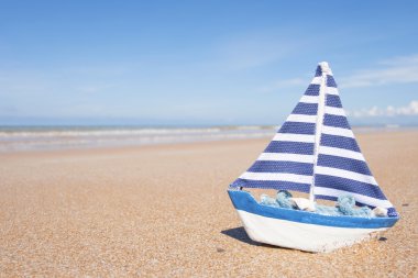 Sandsea mavi gökyüzü arka plan ile teknede modeli