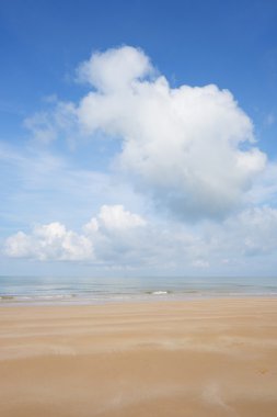 Mavi gökyüzü arka plan ile plaj