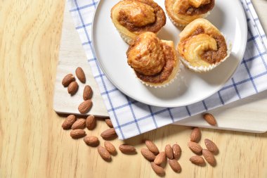 Ahşap zemin üzerine badem Danimarkalı Top kek.