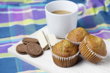 Ahşap masa kahve ile muz fincan kek.