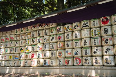 Tokyo Japonya 27 Temmuz 2016: Tokyo, Japonya, Meiji Tapınağı girişindeki yığılmış Japon Sake varil