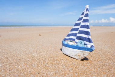 Sandsea mavi gökyüzü arka plan ile teknede modeli