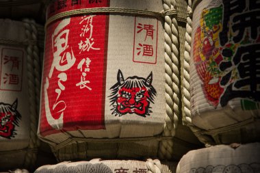 Tokyo Japonya 27 Temmuz 2016: Tokyo, Japonya, Meiji Tapınağı girişindeki yığılmış Japon Sake varil