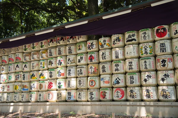 Tokyo Japonsko 27 červenec 2016: Japonské saké sudy naskládaných u vchodu svatyně Meidži v Tokiu, Japonsko — Stock fotografie