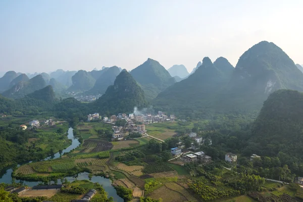 Landskapet i Guilin, Li-floden och Karst bergen — Stockfoto