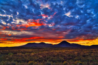 Dağlı gün batımı gökyüzü manzarası 