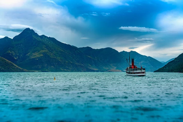 tekne görünümü dağ arkaplanı 