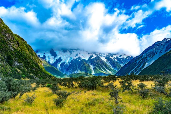 bulutlu dağ manzarası 