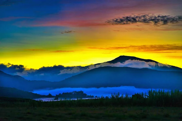 Vista Céu Por Sol Com Montanhas — Fotografia de Stock