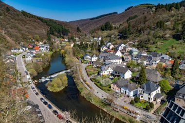 Kanal ve şehir mimarisinin liman manzarası 