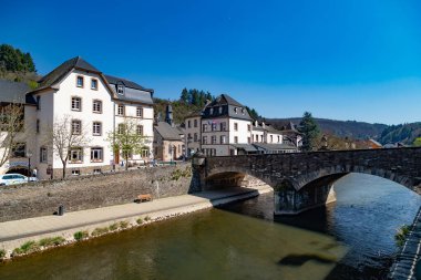 Avrupa 'da liman kanalı manzarası ve eski şehir mimarisi 