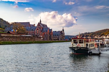 Kanal ve şehir mimarisinin liman manzarası 