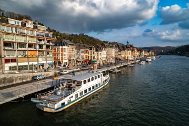 Kanal ve şehir mimarisinin liman manzarası 