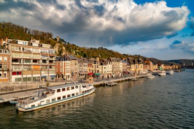 Kanal ve şehir mimarisinin liman manzarası 