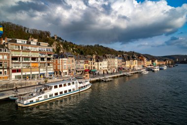 Kanal ve şehir mimarisinin liman manzarası 