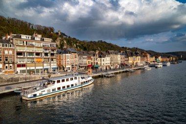 Kanal ve şehir mimarisinin liman manzarası 