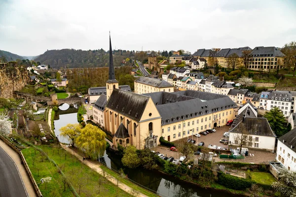 Kanal ve şehir mimarisinin liman manzarası 