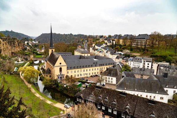 Kanal ve şehir mimarisinin liman manzarası 