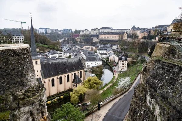 Kanal ve şehir mimarisinin liman manzarası 