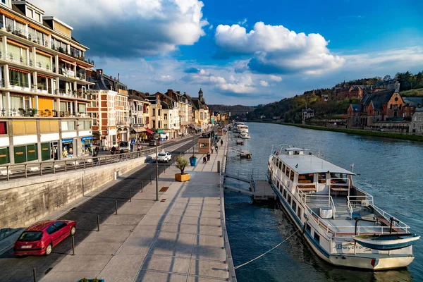 Kanal ve şehir mimarisinin liman manzarası 