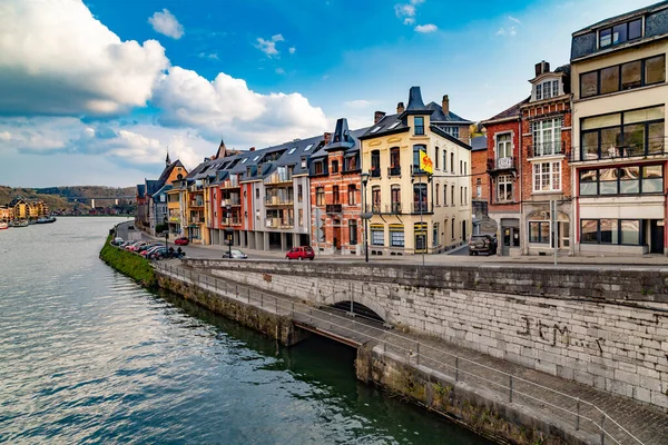 Kanal ve şehir mimarisinin liman manzarası 