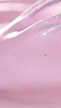 Yumuşak ve kremalı pembe tatlı karışımını bir kasede karıştırmanın tadını çıkar. Parlak dokunun bir araya gelişini izleyin. Lezzetli yemekler için hazır..