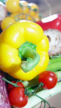 Parlak ve taze sebzeler birlikte sergileniyor, zengin renkler ve dokular sergileniyor. Bu toplantıda sarı dolma biber, sulu domates ve diğer sağlıklı ürünler yer alıyor..