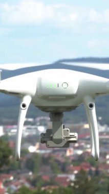 Bir dron güzel bir manzara üzerinde çarpıcı hava görüntülerini yakalar. Parlak gökyüzü ve uzak dağlar huzur ortamını güçlendirir. Doğadaki teknolojinin tadını çıkar..