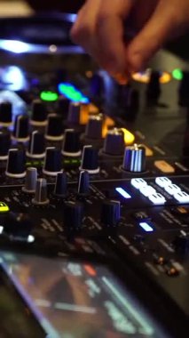 Canlı bir gece kulübünde şarkıları karıştıran bir DJ 'in enerjisini hissedin. Parlak ışıklar ve güçlü ritimler tüm katılımcılar için unutulmaz bir atmosfer yaratır..