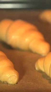 Hassas kruvasanların fırında mükemmeliyete ulaşmasını izleyin. Güzel bir altın rengi ve onları karşı konulamaz yapan sarımsı bir dokuyu sergiliyorlar..