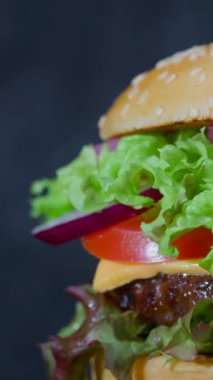 Taze malzemeler bu ağız sulandıran hamburgerin içinde kıtır kıtır marul, olgun domates ve kızarmış ekmeğin üzerinde tuzlu peynir var. Lezzetli bir öğle ya da akşam yemeği için mükemmel..