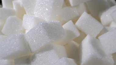 Şeker küpleri yapma süreci, onların dokusunu ve görünümünü vurgulamak. Bu küplerin tatlandırıcı tariflerde ve içeceklerde nasıl kullanıldığını keşfedin..